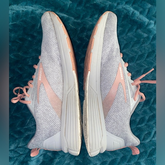 Brooks women’s size 11 running shoe - Picture 6 of 8